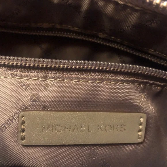 Michael Kors Gray Shoulder Bag with Classic Design - Picture 6 of 14